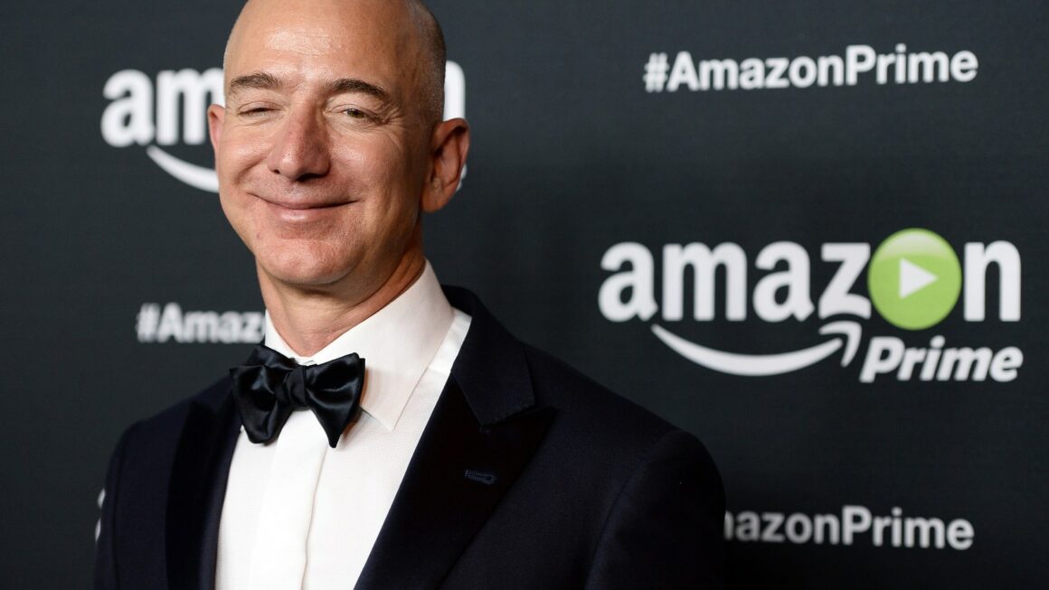 Classifica dei 10 uomini più ricchi al mondo: sorpasso clamoroso, Musk supera Bezos e si colloca in prima posizione