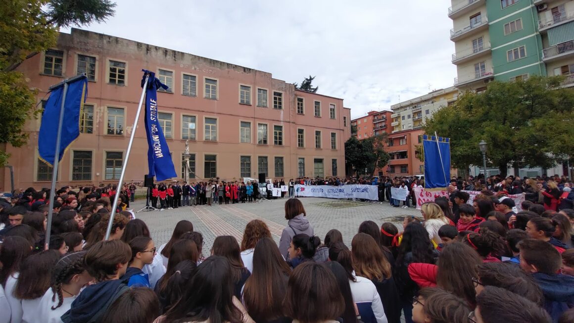 “Fuori dal silenzio”- giornata internazionale contro la violenza sulle donne: in migliaia tra le strade di Battipaglia