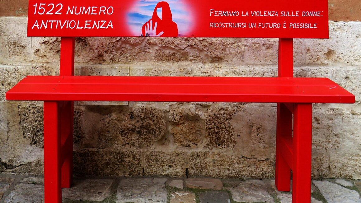 Panchina rossa e scarpette rosse: perché sono i simboli della lotta contro la violenza sulle donne