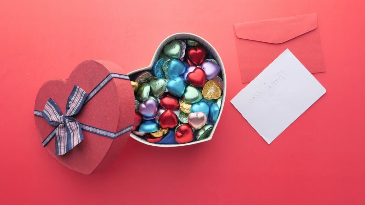 San Valentino, le tradizioni della festa degli innamorati e come si festeggia nel mondo