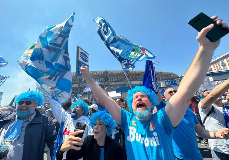Il Napoli vince lo scudetto, i tifosi presi dalla foga invadono lo stadio