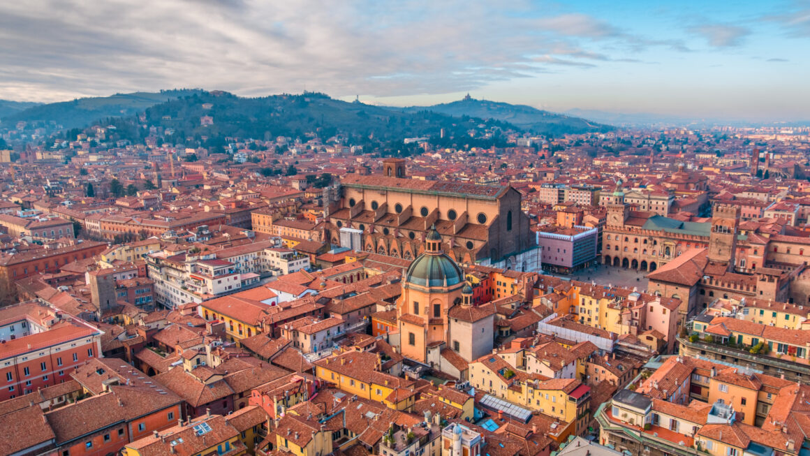 Bologna è la prima città d’Italia con limite a 30 km/h: la mappa con tutte le vie